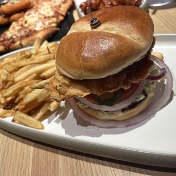 Dave & Buster's Ala Moana - Fuego Chicken Sandwich - Arcades Near Me - Honolulu, Hawaii