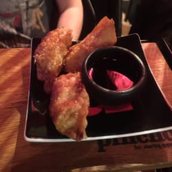 Pinchos - Friterade dumplings med blandfärs 4 av 5 och en sojasås.