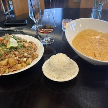 Siam Marina - Pineapple Fried Rice and Mussaman Curry - Bars Near Me - Tinley Park, Illinois