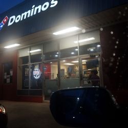 Domino's Pizza - The 2 year old wants pizza!