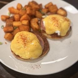 Soufflé Cafe & Bistro - Eggs Benedict