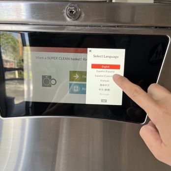 Lavandería - The machines are very modern and have multiple language settings. They take coins, Apply Pay, and Tap to Pay credit cards. - Laundromat Near Me - Los Angeles, California