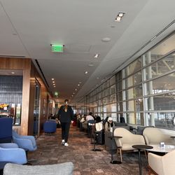 Delta Sky Club - More seating