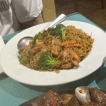 Kirin Restaurant - Chicken Chow Mein prepared with small noodles (special request) - Seafood Near Me - Honolulu, Hawaii Kirin Restaurant - Chicken Chow Mein prepared with small noodles (special request) - Seafood Near Me - Honolulu, Hawaii