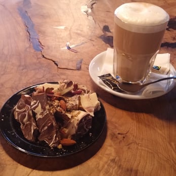 Cafe Klimt - Dette er deres petit fours anretning! Masse af hjemmelavet chokolade brud med nødder og lakrids mmm - Danish Near Me - Copenhagen, 84 Cafe Klimt - Dette er deres petit fours anretning! Masse af hjemmelavet chokolade brud med nødder og lakrids mmm - Danish Near Me - Copenhagen, 84