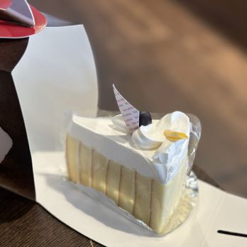 85°C Bakery Cafe-Tustin - Lemon cake - Coffee & Tea Near Me - Tustin, California