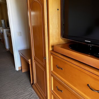 Hilton Suites Boca Raton - Wardrobe cabinet won't close properly - Hotels Near Me - Boca Raton, Florida