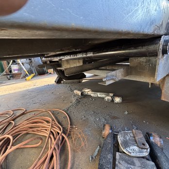 Founder Welding Works - Remove cracked/bent tilt bar replace with new tilt tubing for utility trailer. - Metal Fabricators Near Me Founder Welding Works - Remove cracked/bent tilt bar replace with new tilt tubing for utility trailer. - Metal Fabricators Near Me