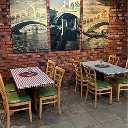 What a cozy place to enjoy your pizza