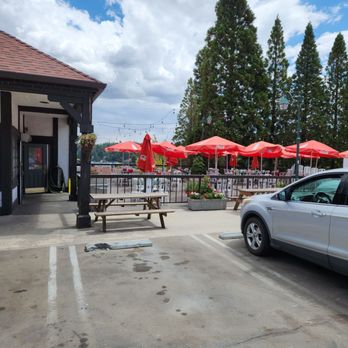 Lake Arrowhead Pizza - Outdoor seating - Pizza Near Me - Lake Arrowhead, California