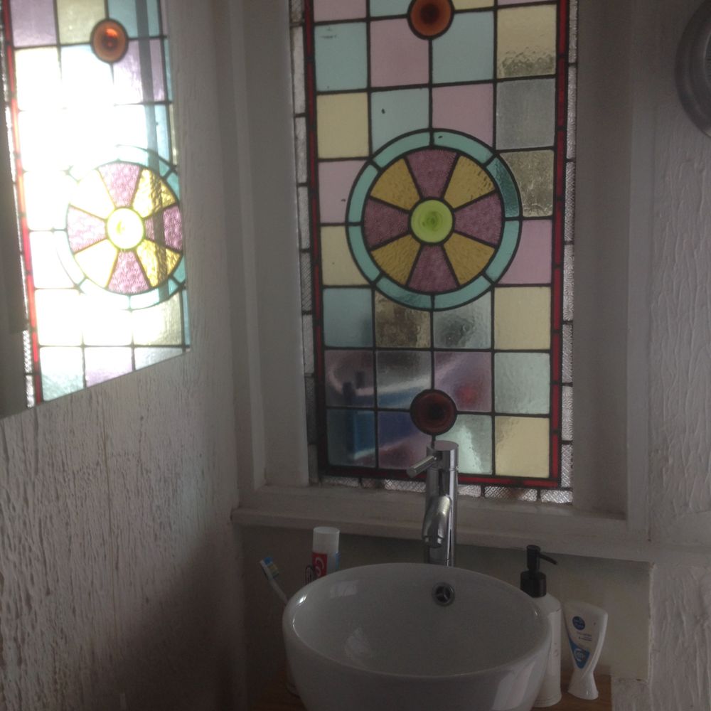 The West Usk Lighthouse - Stained glass in the bathroom - Bed & Breakfast Near Me - Duffryn, NWP