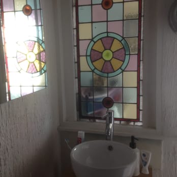 The West Usk Lighthouse - Stained glass in the bathroom - Bed & Breakfast Near Me - Duffryn, NWP