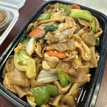Dalis Lao Thai Cafe - Pad Se Ew Noodles add chicken - Thai Near Me - Sanford, Florida