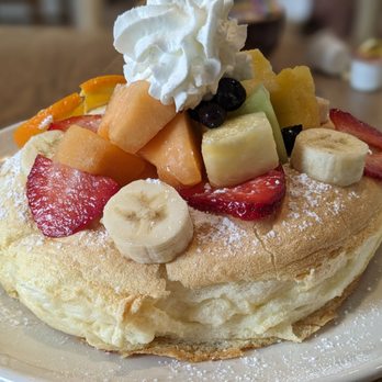 Aloha Kitchen - Fruits souffle pancake - Breakfast & Brunch Near Me - Honolulu, Hawaii