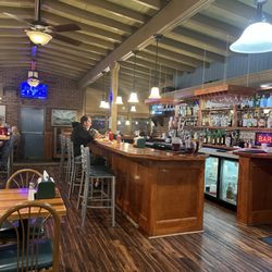 Captain Tom's Seafood - Bar area