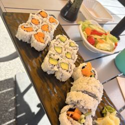 Momo Sushi - Veggie combo with gluten allergy taken into account ! Green salad without dressing behind ! Combo comes with green salad and miso soup !