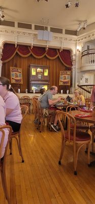 The Diamond Horseshoe by null