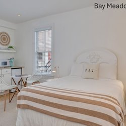 931 Beach Guest House - Bay meadow ...Offers Queen size bed .