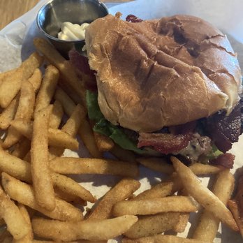 Creatwood Tavern - Burger - Cocktail Bars Near Me - Smyrna, Georgia