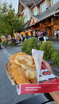 BeaverTails- Queues de Castor (Banff East) by null