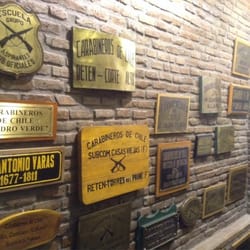 Museo Histórico de Carabineros de Chile - Placas de las comisarías de todo Chile, esta foto se tomo sin flash para no dañar la obra.