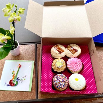 Smallcakes Tallahassee--A Cupcakery - ws a cupcake in a box and a note card - Cupcakes Near Me - Tallahassee, Florida
