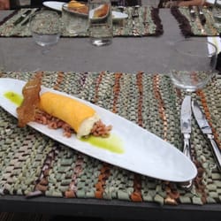 Brasserie Wouter - Paasmenu: fijn omeletje gevuld met bloemkool, gerookte mozzarella, basilicumolie en grijze garnalen.