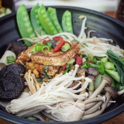 Fuel Good - Mellow Mushrooms Bowl. Gegrillter Tofu, Enoki-, Shimeji- und Shiitake Pilze, Zuckererbsen, Blattgemüse, und Süßkartoffel !