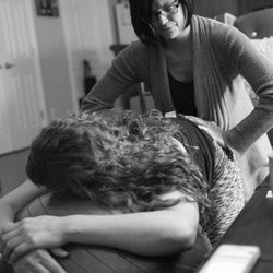 Birth Prep DOULAS - Birth Prep Doula, Erin, applying comfort measures to a mom in labor.