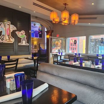 Annie's Paramount Steak House - Main dining area - Steakhouses Near Me - Washington, DC, District of Columbia