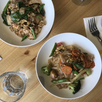 Kin'd - Lunch, pad see ew & drunken noodles - Thai Near Me - Fresh Meadows, New York