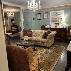 The Kenwood Inn - Living room