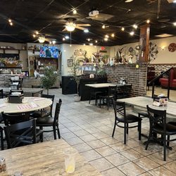 Papa Luigi Pizzeria - Very nice and VERY clean I side.