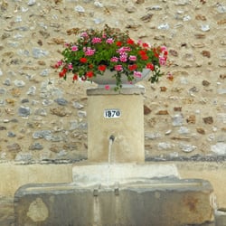 Fontaine Saint-Fiacre de Celles les Condé - La fontaine Saint Fiacre est fleurie chaque été