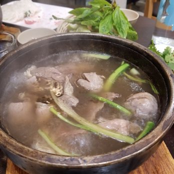 Song Huong - Sizzling bowl of pho dac biet (rare beef & noodles automatically comes on the side) 15.50 euros. - Vietnamese Near Me - Paris, 75