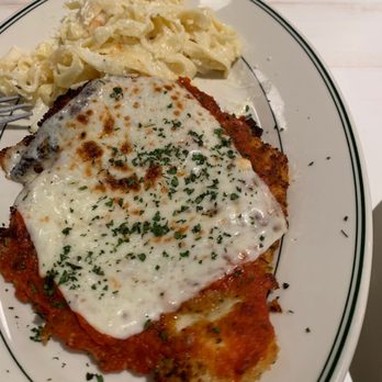 Mandolas Italian Kitchen - Chicken Parmesan and Alfredo. Hubby loved the Alfredo but the chicken Parmesan was not it. - Italian Near Me - Oldsmar, Florida