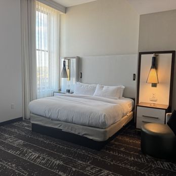 DoubleTree by Hilton Youngstown Downtown - King bed - Hotels Near Me - Youngstown, Ohio DoubleTree by Hilton Youngstown Downtown - King bed - Hotels Near Me - Youngstown, Ohio
