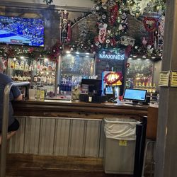 Max's Garage - Bar