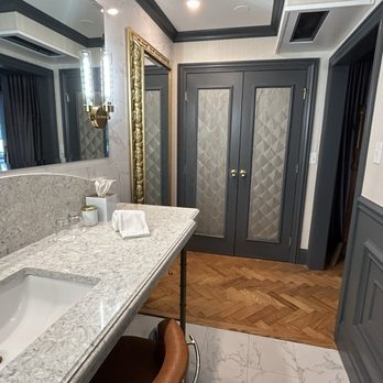 The Drake Oak Brook, Autograph Collection - Premium King bathroom - Hotels Near Me - Oak Brook, Illinois The Drake Oak Brook, Autograph Collection - Premium King bathroom - Hotels Near Me - Oak Brook, Illinois