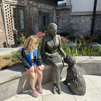 Juliette Gordon Low Birthplace - Statue of JGL and dog - Museums Near Me - Savannah, Georgia Juliette Gordon Low Birthplace - Statue of JGL and dog - Museums Near Me - Savannah, Georgia