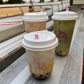 Dreamy Drinks - three cups of bubble tea on a bench - Bubble Tea Near Me - Marysville, Washington Dreamy Drinks - three cups of bubble tea on a bench - Bubble Tea Near Me - Marysville, Washington