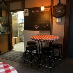 Vinchi's Pizza - Cute little area