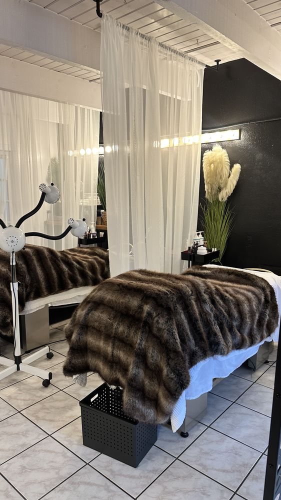 Hidden Beauty Lounge Logo