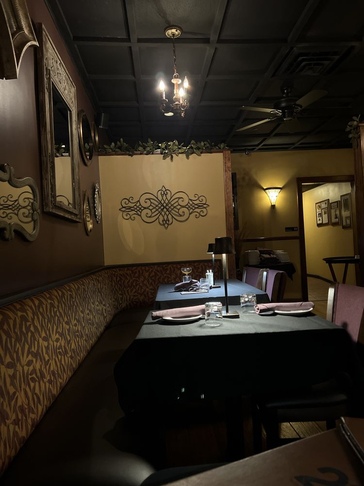 221 Main - Restaurant & Cocktail House