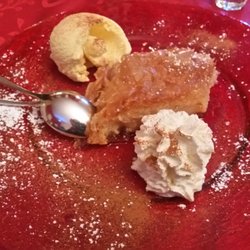 Sirtaki - Galaktoboureko, ein mit Grießpudding gefülltes Blätterteigdessert