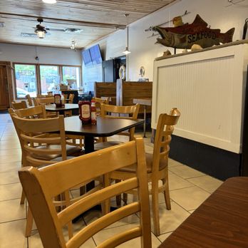 Front Street Fish - Seating - Seafood Near Me - New Bern, North Carolina Front Street Fish - Seating - Seafood Near Me - New Bern, North Carolina