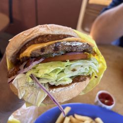 Tom's Jr Restaurant - Chilli cheese burger