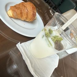 Bar Piacere - Plain Croissant + Kiwi chia pudding