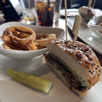 Yard House - Whiskey & Aged White Cheddar burger and onion rings - New American Near Me - Lone Tree, Colorado