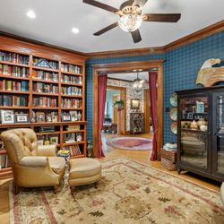 Honeybee Inn Bed & Breakfast - "Shhh' Library